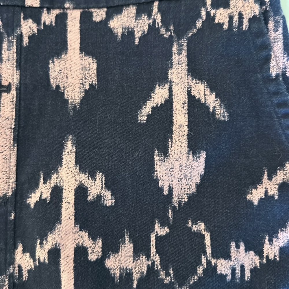 C. Wonder navy blue & pink arrow pattern skirt w/ gold buttons- size 0 - EUC - Picture 4 of 6